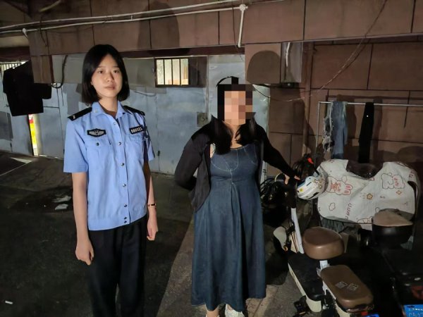 配资114查询 没带头盔就去偷？女子为躲避罚款盗窃路边头盔被抓